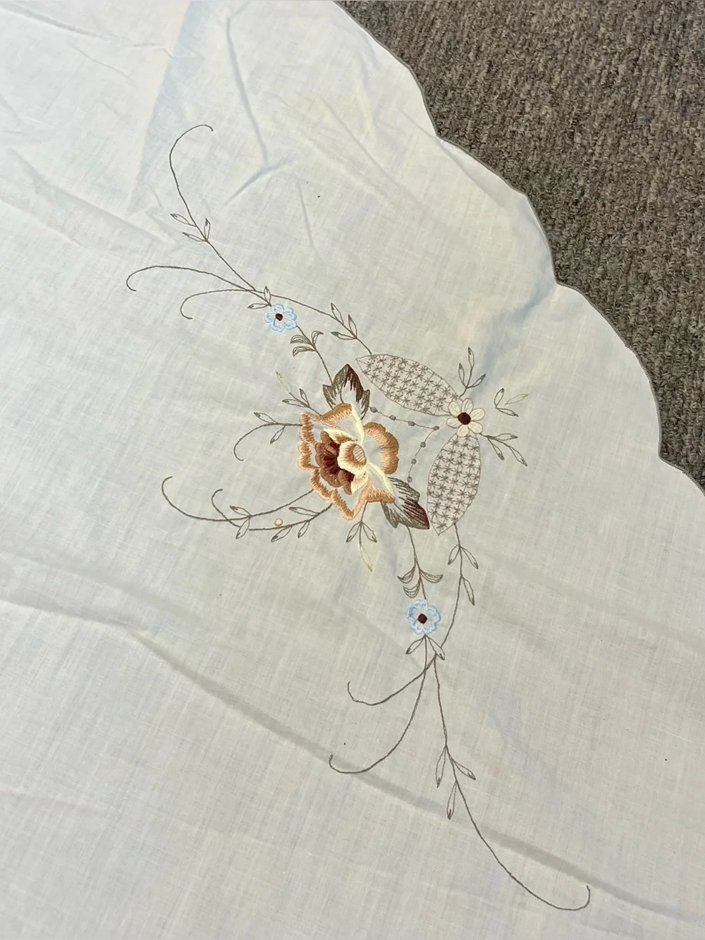 Vintage Oval Tablecloth Floral Hand Embroidered Scalloped Edge White 68”x83.5”